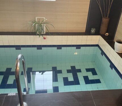 Баня-домик с зоной барбекю и бассейном с ледяной водой (при желании). Комфортно для компании из 6-8 человек. Спальное место для двоих. Дополнительно услуги профессионального парильщика и веники.