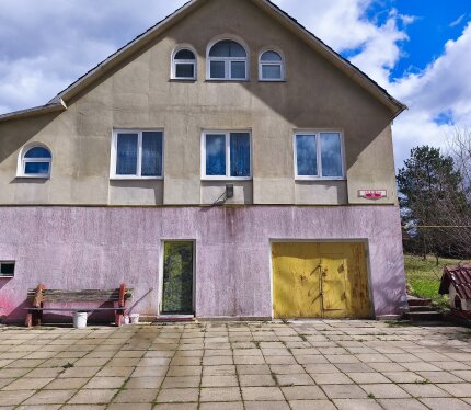 Продается уютный дом в деревне Пильница, созданный для комфортной жизни круглый год. Здесь природа встречается с городским комфортом: в дом заведены все коммуникации (газ, свет, вода, канализация).