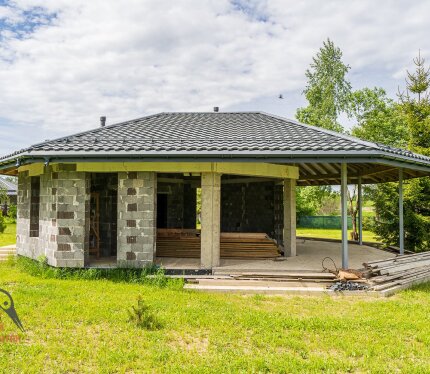 Продажа. Незавершенное законсервированное капитальное строение с участком в живописном месте. На территории еще два дома. Один жилой . Заезжай и живи. Второй- так-же, незавершенное законсервированное капитальное строение. Возможно вас заинтересует покупка