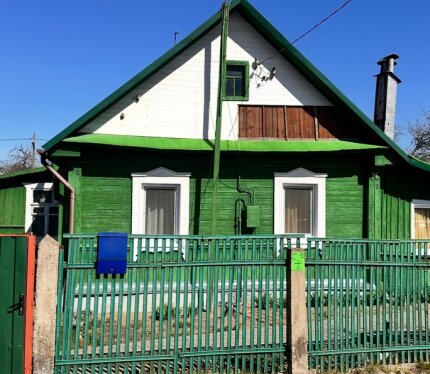 Загородная жизнь в черте города, тихое место, не проездная улица. Отдельный вход, огороженная территория, угловой участок. Коммуникации введены на участок, центральное водоснабжение, дом, газифицирован, с/у на улице.