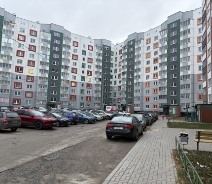 Продается квартира в новом районе, район еще расстраивается, есть все необходимое рядом( во дворе магазины, пункт вб, парикмахерская, с другой стороны дома большой евроопт, материк) . Этаж высокий , квартира ТЕПЛАЯ, по полу разведены теплые трубы. Ремонт окончен на 85-90%, есть небольшие недоделки( потолок прихожая, ван/ туал) и 2 двери в спальни. Установлена кухня по Инд заказу с техникой(нет посудомойки) + заменена электрика. Вся мебель и крупная кухонная техника в квартире остается, стир маш