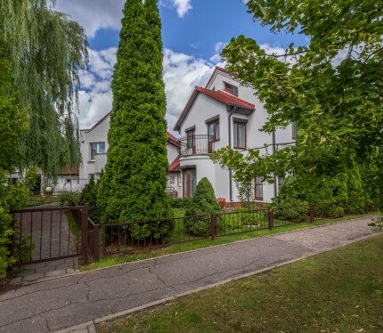 Отделка и интерьер имеют дизайнерское решение и выполнены из импортных материалов, встроенная кухонная мебель выполнение из массива дерева.