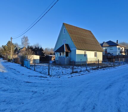 Сдается дача в живописном месте вблизи Минского моря. Участок расположен недалеко от города, в районе с развитой инфраструктурой: школы, детские сады, магазины. В шаговой доступности железнодорожная станция Ждановичи и остановки автобусов.