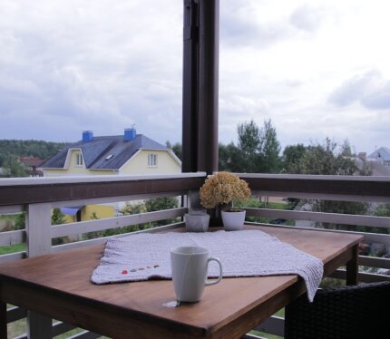 Сдается комфортный и современный дом на длительный срок. Удобное местоположение: 8 км от МКАД д. Марьяливо. Семь комнат, жилая площадь 186 кв.м, участок 15 соток. Дом полностью укомплектован мебелью и бытовой техникой. Wifi на всей территории участка и в доме. На автомобиле 20-25 минут до горнолыжных центров Силичи или Логойск и 10 минут до озера Вяча.