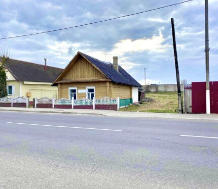 Продаётся участок с домом под снос в центре города Глубокое, Витебская область, Беларусь. Отличная возможность для инвесторов и тех, кто хочет построить дом своей мечты или коммерческий объект в перспективном месте. Местоположение: Улица Энгельса дом 29 В самом центре города. В шаговой доступности автовокзал. Удобный подъезд и развитая инфраструктура. Характеристики: На участке расположен старый дом, пригодный под снос. Возможность строительства современного коттеджа, таунхауса или коммерческо