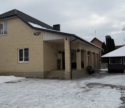 ЗВОНИТЕ! Все вопросы по телефону. Цена договорная! Двухэтажный коттедж в Клейниках сдам на длительный срок. Есть беседка с русской печкой, открытая беседка, мануальная зона, батут для детей, парковка на территории возле дома. В коттедже есть 2 спальни и 2 комнаты отдыха, баня, душевая, купель, 2 санузла, оборудованная кухня. До центра г.Бреста 10км, рядом остановка маршрутки 20, в агрогородке есть магазины, почта, банк.