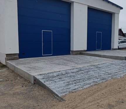 Сдаётся в аренду гараж, для ремонта большегрузного транспорта. Общая,площадь 300м2, можно арендовать половину гаража. Электричество, 380вт, счётчики.