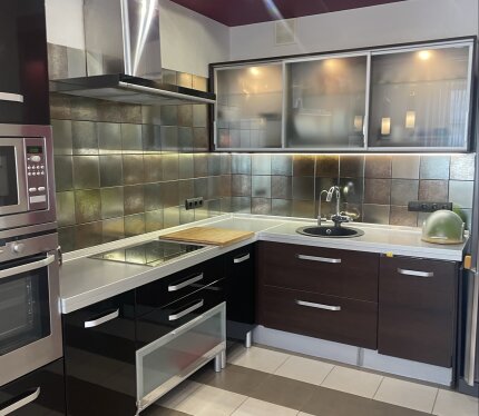 Светлая уютная квартира, две отдельные комнаты + кухня гостинная, полностью меблирована и оснащена всей необходимой бытовой техникой для комфортной жизни.Развитая инфраструктура включает в себя все необходимое для проживания. По договору во избежание коллапса как с Вашей так и моей стороны + страховой депозит в размере месячной оплаты, возвращается при выселении.