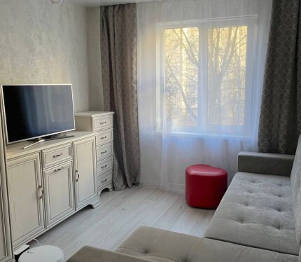 Продам 2 изолированные комнаты в 3-комнатной квартире рядом с метро «Малиновка».В продаже доля 57/100, включающая две изолированные комнаты площадью 14 м² и 12.4 м² и 1/2 доли в праве собственности на подсобные помещения(кухня, коридор, встроенные шкафы,ванная,туалет). Общая площадь квартиры - 63.4 м²