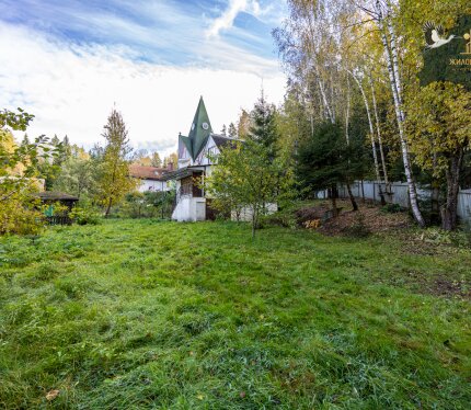 Загородный уголок мечты: участок с домом в лесу у озера, всего в 17 км от МКАД