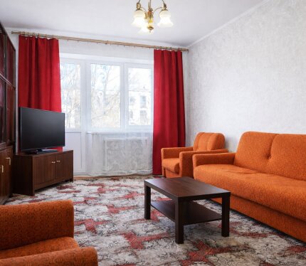 Сделан ремонт, после ремонта никто не проживал. Установлены новые ПВХ-стеклопакеты: окно на кухне и балконная группа в комнате. Окна выходят на разные стороны дома, что редкость для 1-комнатных квартир и удобно для проветривания. 4эт. 5этажного дома. Балкон.Тихий, зеленый район. Рядом магазины, детские сады, школа, поликлиника Ленина, Центральный рынок. Чистая продажа, документы в порядке. При необходимости мебель можем оставить. Подходит как для собственного проживания, так и для сдачи в аренду