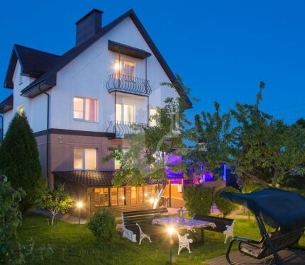 Сдаётся трёхэтажный дом с участком в 20 соток в 8 км от Минска ( Гродненское направление). Рассмотрим заселение с мая по август ,сентябрь, а также рассмотрим и на длительный срок. На территории участка расположены: пруд, сад, беседка, зона для барбекю, огород, парковка. Дом в три уровня,( каждый уровень более 100 квадратов), тёплый и уютный, укомплектованный мебелью и техникой.