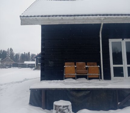 Наша Баня — это пространство для перезагрузки тела и духа. Сложена известным мастером Александром Мельниковым по старинным канонам. Здесь каждый кирпич и камень дышат традицией, создавая тот самый лёгкий, глубокий пар, который очищает не только кожу, но и мысли. • Печь-сердце: сложена с безупречной геометрией, держит ровный, мягкий жар 12+ часов. • Климат русской бани: не обжигающий, а объемный, обволакивающий пар, который прогревает «до костей», снимая зажимы и стресс.