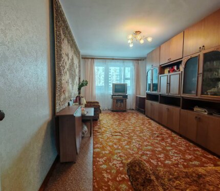 Продается светлая, просторная 3-х комнатная квартира с рациональной планировкой. Окна выходят на две стороны, что обеспечивает отличную инсоляцию и сквозное проветривание. Квартира в жилом состоянии с косметическим ремонтом, имеются балкон и лоджия ( застеклены) Окна ПВХ, входная металлическая дверь. Мебель по договорённости.