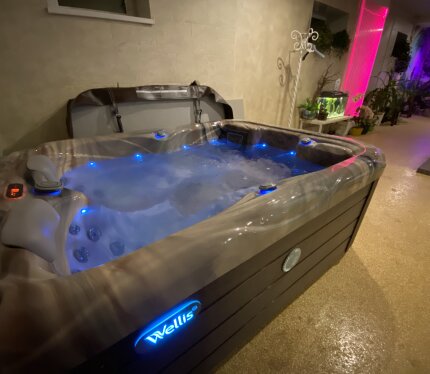 SPA-комплекс усадьбы — это приватная зона отдыха с сауной, бассейном, джакузи и комнатой релакса. Идеальное место для восстановления сил, спокойного отдыха после праздника или отдельного релакс-сеанса. Только индивидуальные посещения, уютная атмосфера и чистота. Вас ждут просторная баня на дровах, бассейн 3×8 м с гидромассажем, солевой светильник, аромамасла, удобные шезлонги и спокойная музыка. В зоне релакса — массажное кресло, фитобар с чаем и мёдом, а по предварительной записи мкссаж!