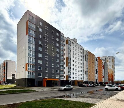 В продаже светлая, уютная однокомнатная квартира в одном из лучших спальных районов г. Гомеля, в тихом месте общей площадью по СНБ 38,9 м2, на комфортном 5-м этаже 10-этажного 2024 года постройки панельного дома, не угловая. Большая придомовая территория с достаточным количеством парковочных мест. Ухоженная входная группа с выходом на две стороны дома; чистый, аккуратный подъезд, вместительный лифт. Тихие и порядочные соседи.