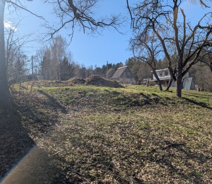 Участок расположен в шаговой доступности от реки Березина (80 м), как и лес (богатый на ягоды и грибы). На участке находится 200-летний дуб. Соседи - дачники Минска. Грунтовая дорога. Зимой чистится. В 2-3 км располагается клюквенное болото