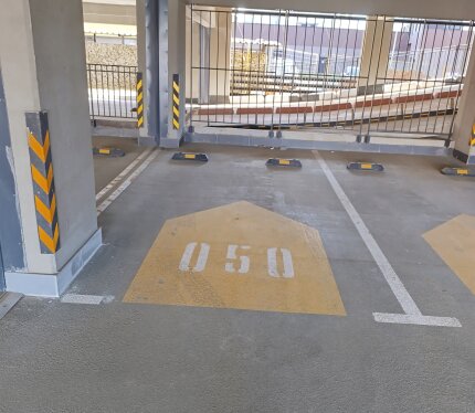 Сдается в аренду машиноместо в новом наземном паркинге ЖК "Квартал на Грушевке" на первом этаже (заезд отдельный, не связан с другими этажами паркинга выше, через шлагбаум с улицы), паркинг в минуте хотьбы от метро "Грушевка"