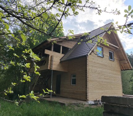 Продам дом в Логойском районе, 2 этажа и подвал, рядом фундамент под террасу и бассейн 6*10 м, гараж 6*7 м. Уединенное живописное место, вокруг лес, рядом озеро. Подробности по телефону