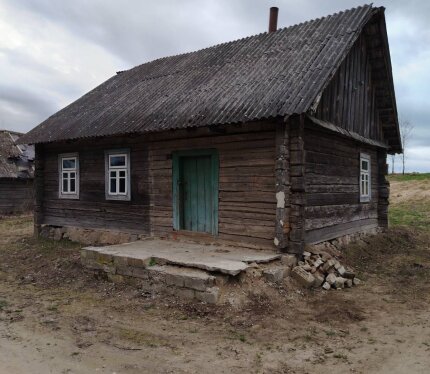 Продам дом в д.Мотча Новогрудского района (3 км от города). Участок 25 соток подготовлен под строительство и благоустройство. Имеется проект на водоснабжение (уличная водопроводная сеть в 10 метрах от дома), есть возможность подключения электроотопления (произведена полная замена осветительных опор по всей деревне), документы на дом в наличии. Рядом находятся лес, речка, а также святой источник (300 м от дома). В 2 км расположена база отдыха "Селец", озеро и лыжероллерная трасса.