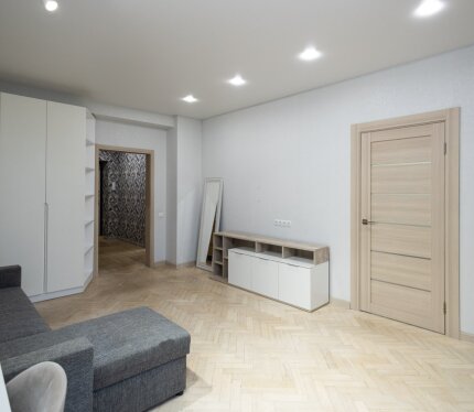 Продаётся 2-комнатная квартира в сталинке в центре Минска