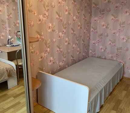 Сдам комнату одному человеку(Рб) В 2 ух комн квартире с хозяйкой. Есть кухня,стиральн машина,холодильник. С комнате кровать,шкаф,стол,стул.