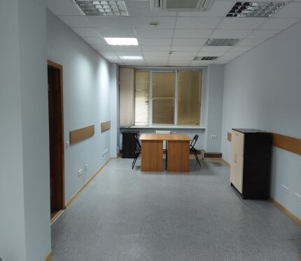 Продается офис 35,5 м2 в бизнес-центре, хороший ремонт, кондиционер, свои санузел и кухня, в здании есть кафе, ресторан. Большая бесплатная парковка