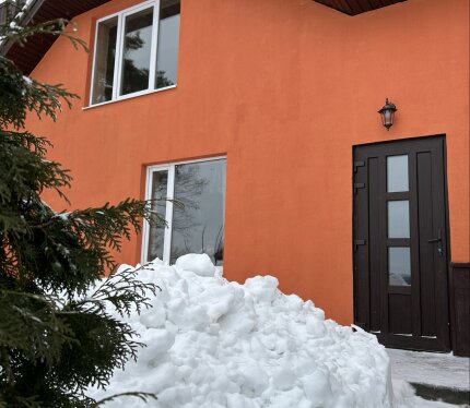 Гостевой дом с баней на берегу озера. Тихое место, крайний дом в небольшой деревне, высокий берег и тишина. Уютное место для отдыха пары, семьи или компании друзей. На первом этаже просторная парная, душевая, санузел и комната отдыха с оборудованной мини-кухней. На втором этаже 2 комнаты, 6 спальных мест( можно организовать +2 доп. спальных места на первом этаже). Только баня 150 р., проживание 50р/чел в сутки.