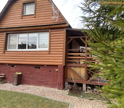 Сдам дачу на сезон со всеми удобствами у самого леса! Вы хотите просыпоться под пение птиц ,тогда вам сюда! Оборудованный дом всеми удобствами : -камин, терасса, барбекю с видом на лес, душ, туалет в доме и на улице. Отдельного внимания заслуживает банный комплекс с терассой и обливным ведром. КЕДРОВАЯ баня с камином, большим панорамным стеклом с видом на лес! Для любителей свежей зелени оборудована теплица. Плодовые деревья и лесная малина. Все это в 30 минутах от Минска! Звоните, пишите.