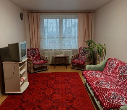 Сдам уютную квартиру на длительный срок. В квартире имеется все необходимое для проживания: мебель, посуда, холодильник, стиральная машина, интернет. Рядом несколько магазинов, поликлиника, остановки общественного транспорта. До станции метро Могилевская 10-15 минут.