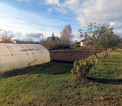 Продаётся участок 10 соток в СТ «Лужесно», Витебский район, примерно 10 км от Витебска. Участок ровный, ухоженный, без капитальных построек. Плодородная земля, есть плодовые деревья, удобный подъезд. Коммуникации: летняя вода по трубе от водонапорной башни; электричество рядом, столб возле участка. До Западной Двины около 200 м, рядом природа, тихое и красивое место для отдыха, дачи или садоводства. Координаты участка: 55.25202, 30.14981 Цена: 15 000 BYN.