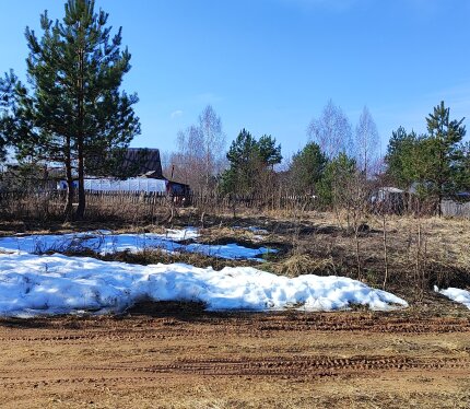Продаётся участок 10 соток в садовом товариществе, чистый — без хозпостроек и старого хлама, который нужно сносить. Рядом с участком находится озеро. Участок ровный, подъезд круглый год, свет по границе (уточняйте), документы готовы, это чистая продажа — собственник один, никаких обременений и скрытых доплат. Отличный вариант для строительства дачи, бани или просто для семейного отдыха. Звоните до 21.00.