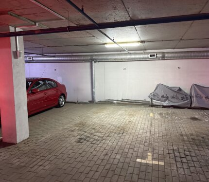 Сдаётся парковочное место в подземном паркинге по адресу: улица Кольцова, дом 5 (Минск). Место удобное, защищённое от осадков и перепадов температур. В паркинге есть освещение, видеонаблюдение и въезд через шлагбаум. Коммунальные платежи (электричество, уборка, охрана) оплачиваются дополнительно. Долгосрочная аренда.