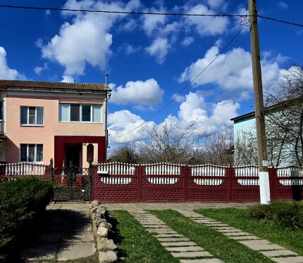 Расположение в 180 км от Минска по трассе М5 , 20 км от Рогачева, 25 км от Жлобина. Отличное транспортное сообщение: автобусы и маршрутки в 50 метрах, в 10 км ж/д станция Красный Берег. Рядом лес, река для рыбалки и отдыха. Участок огорожен, с плодовыми деревьями, кустарниками, теплицей и ухоженной территорией. Бонусы: отдельно стоящая каминная комната с отделкой натуральным деревом, баня на дровах, 2 гаража из блоков, 2 хозблока, погреб, оборудованный подвал в доме, беседка с мини-прудом.