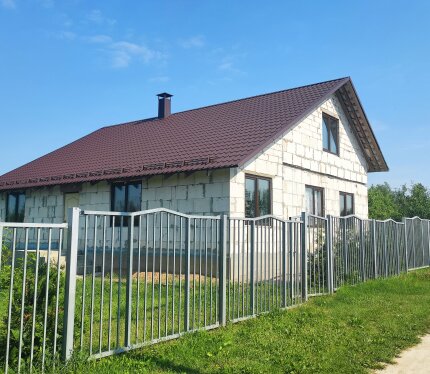 Описание Дом находится на краю садового товарищества. В доме разведена электрика, сделана канализация( две ямы с переливом), поштукатурены стены, стоят стеклопакеты. Перекрытие между этажами (пол второго этажа) залит монолитом. Фундамент из фундаментных б
