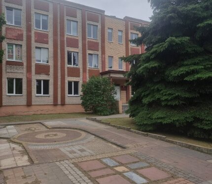 Административное здание,возможность аренды офиса, складских , производственных и гаражных помещений., на одной территории.Большая парковка.Удобная логистика для доставки большими грузовиками.При необходимости круглосуточный доступ,идеальное место для торгующих организаций
