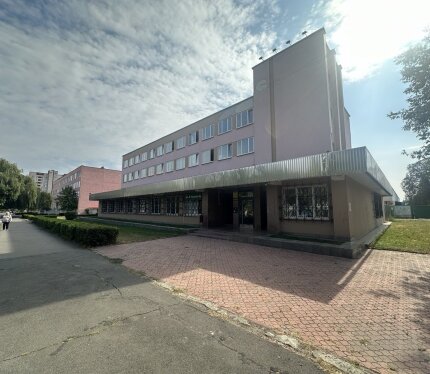 Предлагается в аренду комплекс помещений на первом этаже 4-этажного офисного здания по адресу: г. Гомель, ул. Я.Коласа, 6А. Помещение имеет специальное финансовое назначение и ранее использовалось банком.Помещение оборудовано множеством кабинетов. Также можно рассмотреть в аренду бокс для въезда на автомобиле с обратной стороны здания. Есть гостевая парковка напротив здания.