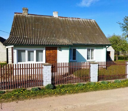 Продается дом с хорошим ремонтом рядом с центром, но на тихой улице. Заезд на участок возможен с двух сторон улиц, что даёт возможность заехать крупногабаритной технике для откачки канализации, либо для обслуживания огорода. На участке имеются новые возведённые из силикатного блока хозпостройки: летная кухня 31 м2, погреб, гараж. Два гаража (один для машины 40м2, второй для садовой техники 13м2). В летней кухне установлены окна ПВХ, залита стяжка) Металлический забор. Дом снаружи обшит сайдингом