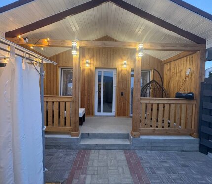 Дом-сауна аг. Ждановичи ул. Садовая 14 (1 км от МКАД) Дом-сауна с мангальной зоной и закрытым шатром, шезлонгами для отдыха.Комната отдыха с двумя диван-кроватями, телевидение, Wi-Fi, кухонная зона с бытовыми приборами и комплектом посуды. Санузел, горячий душ, предметы личной гигиены, фен, банные принадлежности. При заселении 4х человек, сауна в подарок, купель с доплатой. Питьевая вода и угли для мангала, предоставляются. По все интересующимся вопросам, звоните, обо всем можно договориться