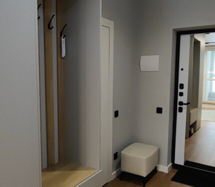 Сдается новая уютная квартира-студия с качественным ремонтом на длительный срок, первое заселение. Прописан один человек. Полностью готова к проживанию. Укомплектована бытовой техникой и посудой. Три спальных места (диван и тахта). Видеодомофон, водонагреватель, кондиционер. Сдается по договору на длительный срок. До станции метро и Авиа Молл 6-7 мин. пешком. Рядом остановка общественного транспорта.