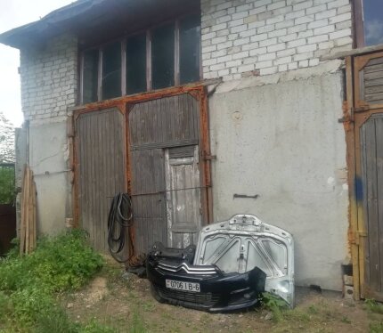 Постройка (гараж) 76,5 м² расположена на территории 0,62 га. Высота потолков - 5м