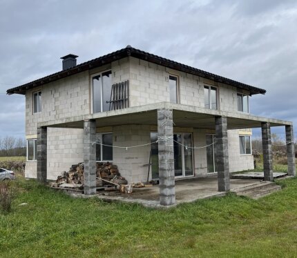 Продаётся дачный дом в д. Клинок, Червенский район, 50 км от Минска. Участок 17 соток, ровный, крайний, с молодыми плодовыми деревьями. Большой двухэтажный дом 220 м² с террасой (нужно отопление). Отдельно баня 42 м², используется как жилое. Коммуникации: