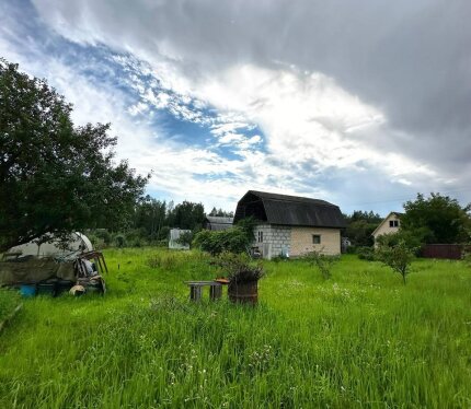 Хорошее садовое товарищество прямо по М1, час езды, и вы у себя на фазенде. Вода колодец, электричество.