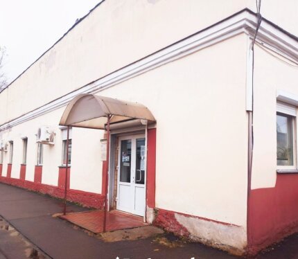 Представлен объект коммерческой недвижимости в городе Жлобин, расположенный по адресу улица Воровского, дом 28. Основные характеристики включают общую площадь 567,7 квадратных метров и одноэтажное капитальное строение.