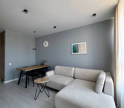 Сдается уютная евро2-комнатная квартира в ЖК "Северный Берег". Квартира полностью готова к проживанию. Сдается на длительный срок по договору найма. Залог в размере месячной платы. Звонить по второму номеру +375291955600