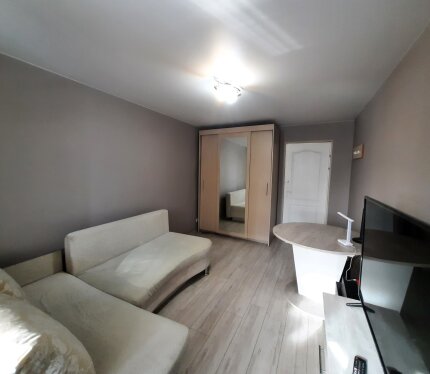 Продаются две выделенные комнаты 14,4 м2 и 9,9 м2 в трехкомнатной квартире.