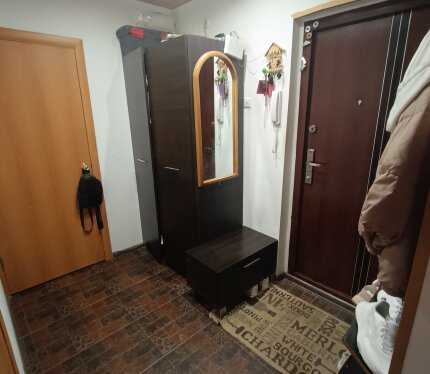 Продается уютная 2-комнатная квартира на ул. Кожара 30, расположенная на 5-м этаже с видом на сквер. Квартира включает просторный зал, уютную спальню, коридор, кухню, раздельный санузел и балкон. Установлены окна ПВХ, на полу в коридоре, ванной и кухне плитка, в зале и спальне ламинат. В подъезде порядок, соседи приветливые. Развита инфраструктура: магазины, рынок, аптеки, поликлиники, детские сады и школы в шаговой доступности. Звоните, приходите на осмотр.