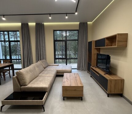 Стильный, уютный дом в живописной местности, г. Минск, вблизи д. Новой Боровой. Этот совершенно новый дом находится на территории мини-отеля «Триумф», всего в 5 км от МКАД, рядом с Новой Боровой. Наши дома идеально подходят для компании из 8-10 человек. В каждом доме расположены три спальные комнаты и просторная гостиная с кухней, 2 санузла с душевой кабиной и бытовая комната для стирки и глажки.