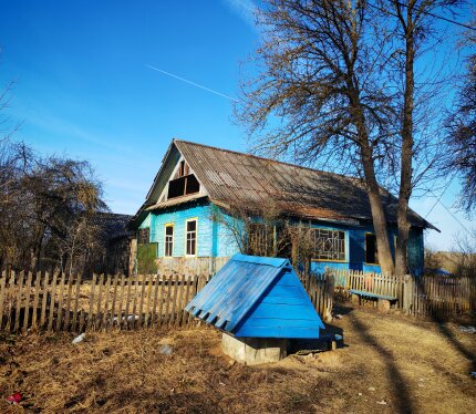 Продам участок с постройками. Дом после пожара, все несущие стены,крыша целые. На участке имеется крепкая баня, гараж и сарай. Все вопросы по телефону! Хорошее расположение участка, остановка не далеко, рядом трасса Витебск-Сенно. Цена договорная. 