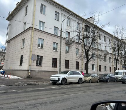 Административное помещение ул Калинина площ 63.4 кВ м( ст метро парк Челюскинцев 5 мин) . 1 эт /5 кирп. Жилого дома. Отличный ремонт. Сигнализация. Пожарная сигнализация . Электро роллеты на окнах и дверях . Входная группа . Подведена отдельная электро линия на 10 кВт (возможно увеличение мощности ) . Кондиционер . Тепловая завеса на входную группу . Полностью заменена эл. проводка и канализация . Дом после кап ремонта . Выполнены работы по полной звукоизоляции помещения. Агентов не беспокоить